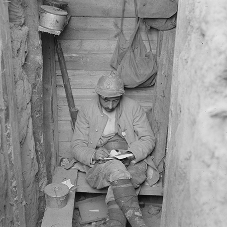 Soldat français écrivant une lettre pendant la Première Guerre mondiale