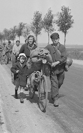 Réfugiés se dirigeant vers Soissons en mai 1940