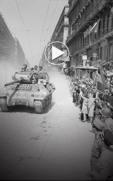 Foule acclamant les troupes alliées à Marseille en août 1944