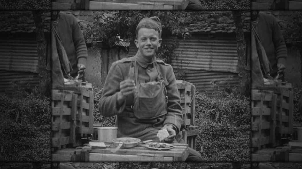 Soldat français prenant un repas durant la Première Guerre mondiale