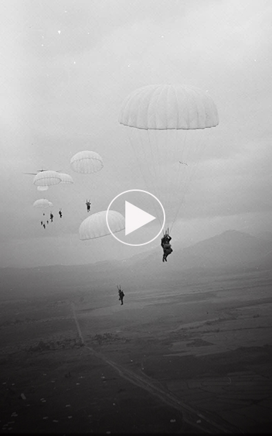 Parachutistes sautant sur Diên Biên Phu